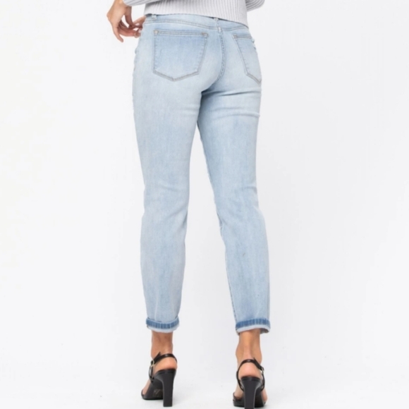 1 Left 🚨Judy Blue light wash mid  boyfriend di… - Picture 2 of 4